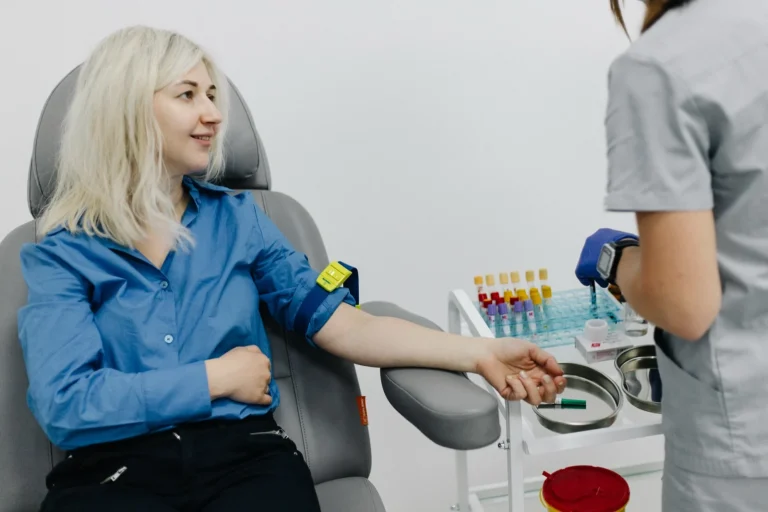 Пацієнтка в кріслі під час забору крові, медична мережа ЕКСПЕРТ