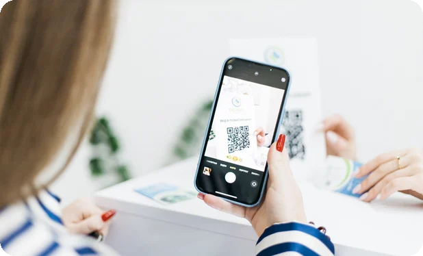 Пацієнтка реєструється на прийом за QR-кодом