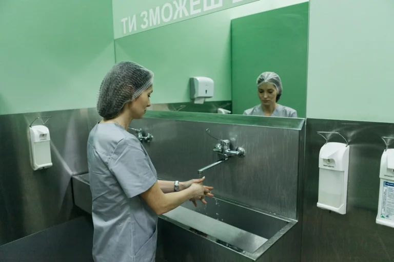Підготовка рук перед операцією, медична мережа ЕКСПЕРТ