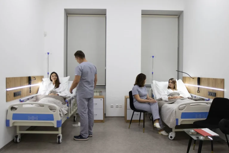 Палата стаціонару з медсестрою, медична мережа ЕКСПЕРТ