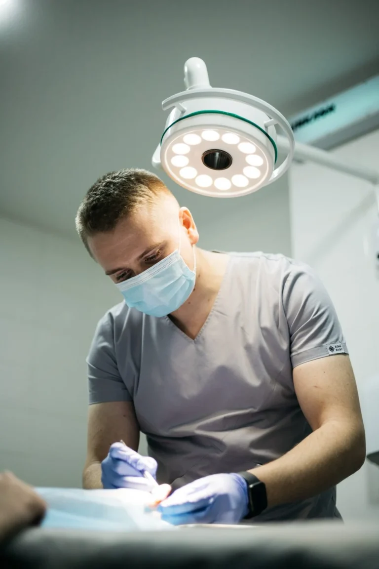 Лікар під час процедури видалення новоутворення, медична мережа ЕКСПЕРТ