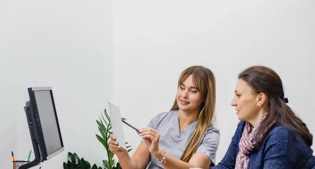 Гастроентеролог розмовляє з пацієнткою, медична мережа ЕКСПЕРТ
