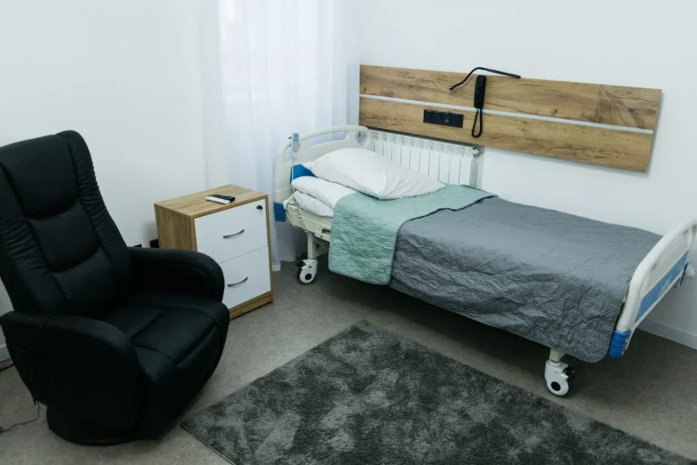 Палата стаціонару з кріслами для процедур, медична мережа ЕКСПЕРТ