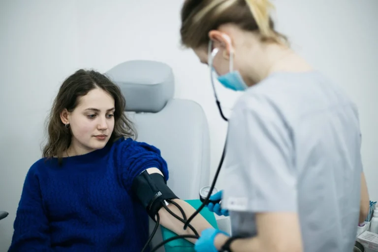Вимірювання артеріального тиску пацієнтці, медична мережа ЕКСПЕРТ