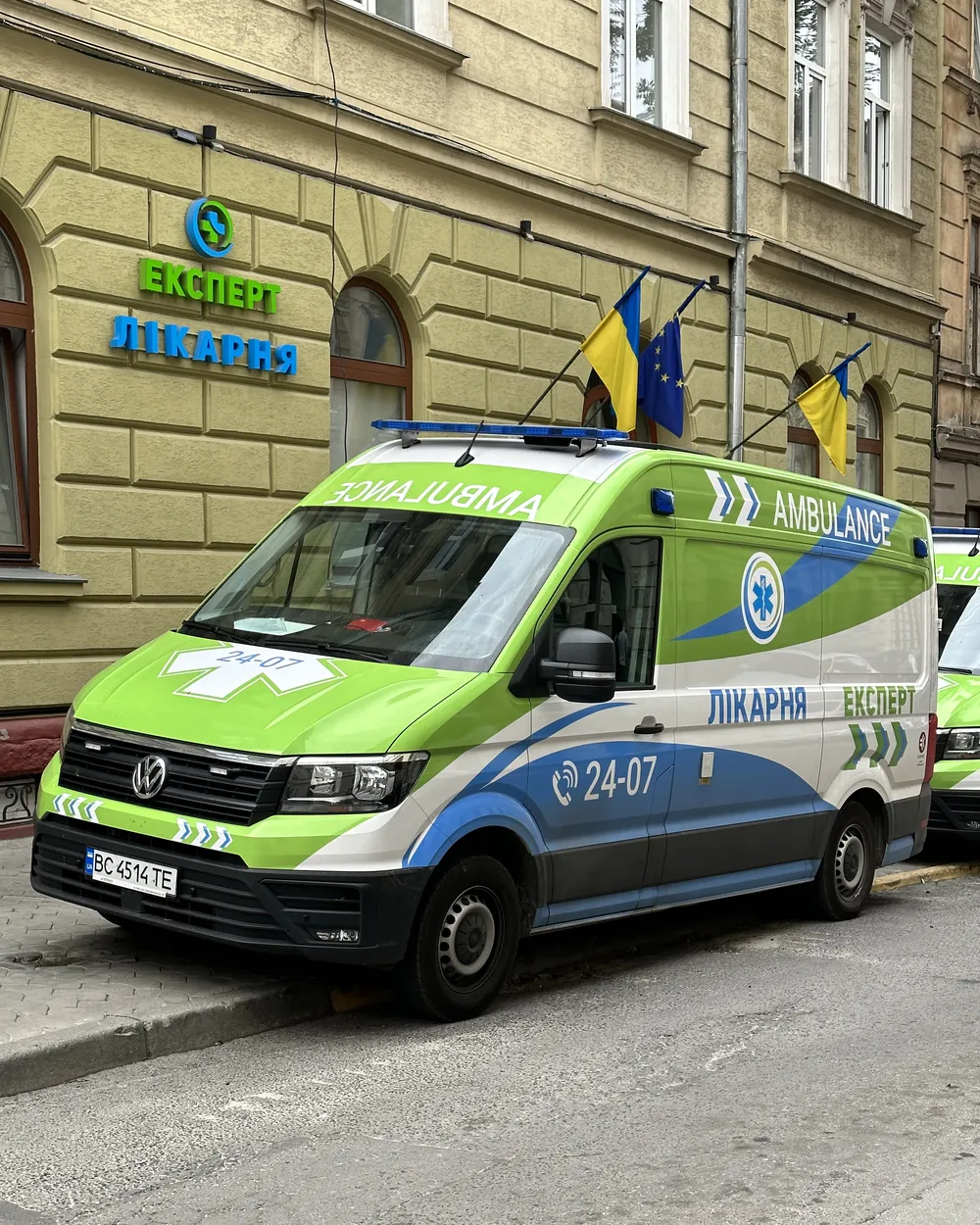 Лікарня медичної мережі ЕКСПЕРТ на вул. Шолом-Алейхема, 11 у Львові та автомобіль швидкої допомоги