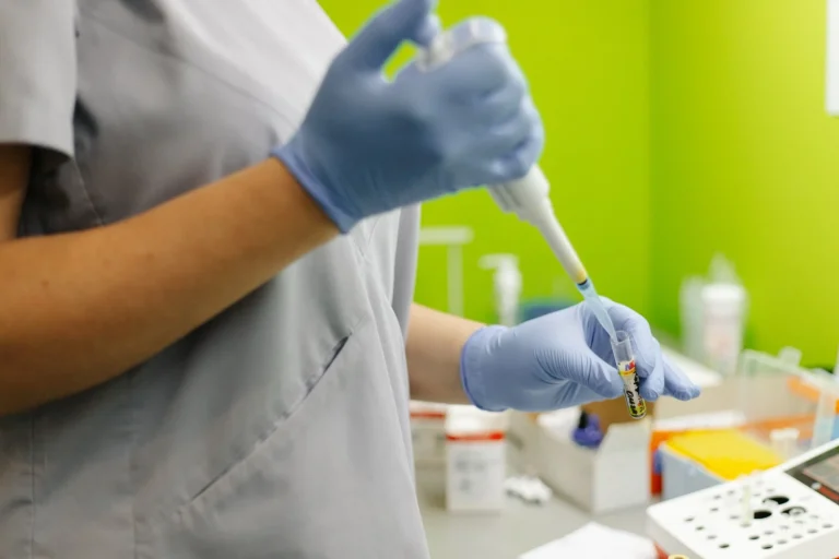 Робота з піпеткою в лабораторії