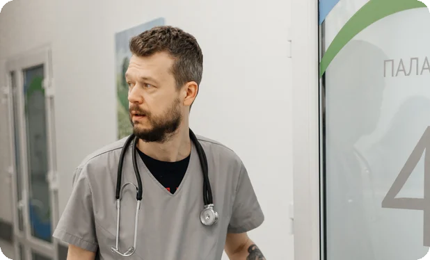 Лікар у коридорі стаціонару