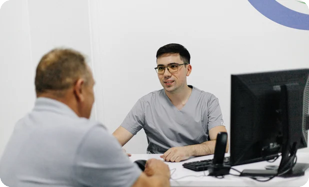 Невролог розмовляє з пацієнтом під час прийому