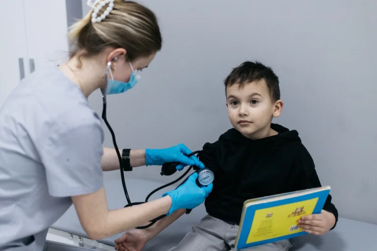Лікар вимірює хлопчикові артеріальний тиск у медичній мережі ЕКСПЕРТ