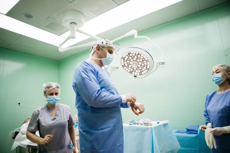 Хірургічна команда в операційній