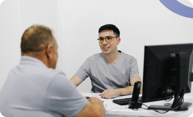 Лікар розмовляє з пацієнтом під час прийому