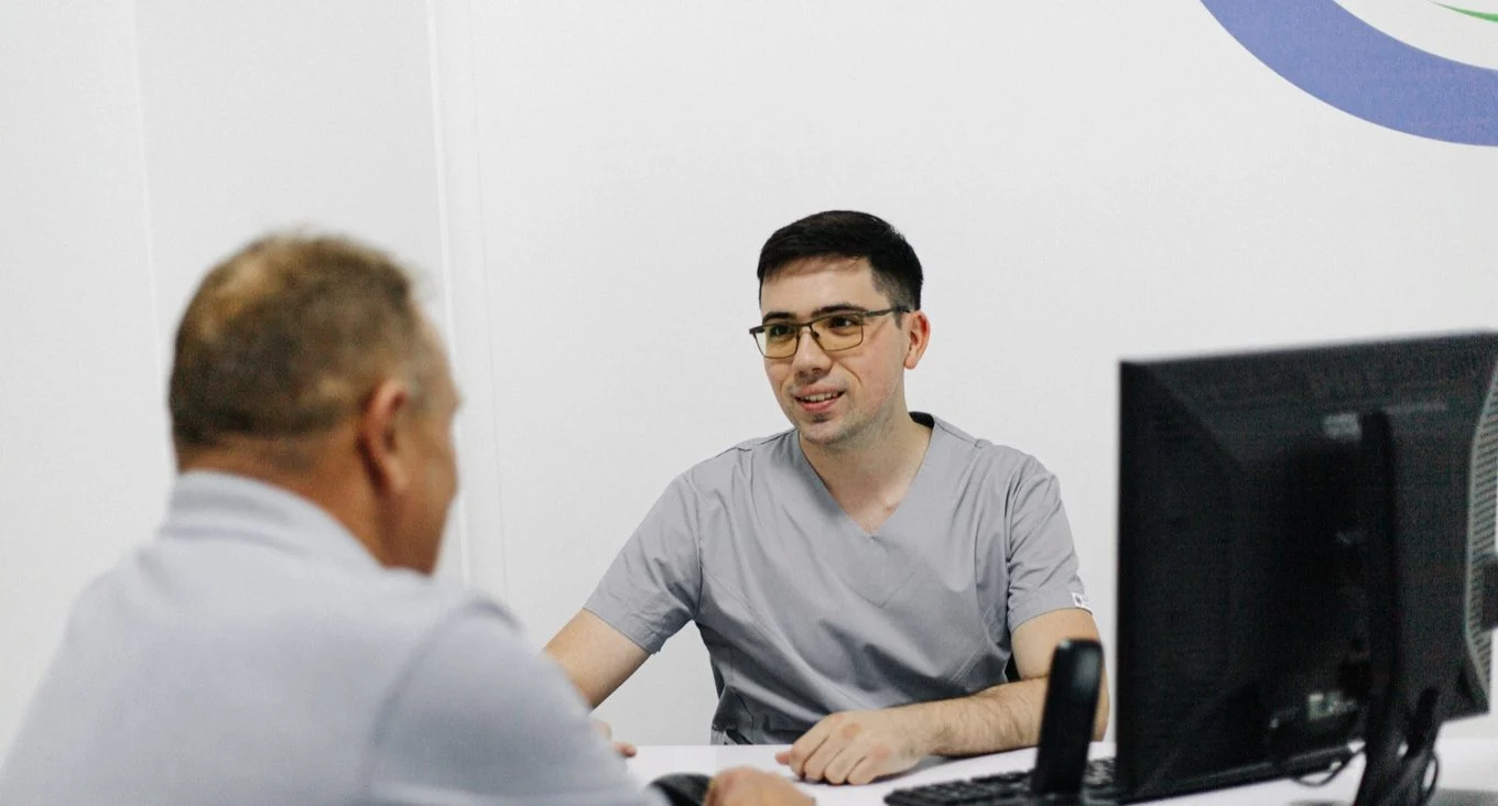 Уролог веде консультацію пацієнта, медична мережа ЕКСПЕРТ