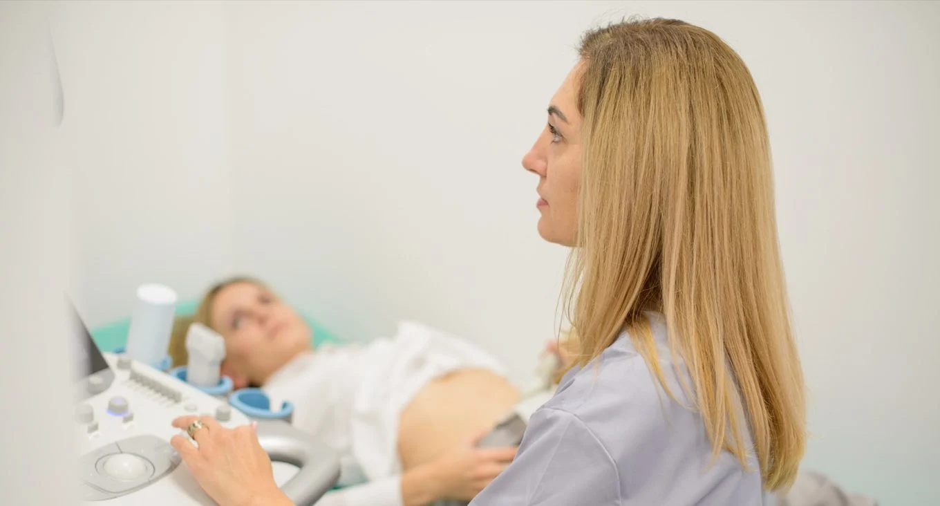 Лікарка проводить ультразвукове дослідження, медична мережа ЕКСПЕРТ