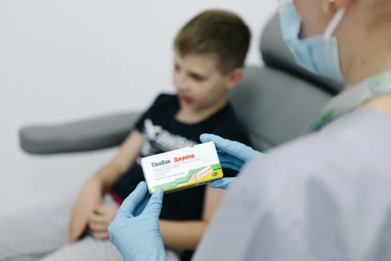 Вакцина в руках медсестри перед щепленням